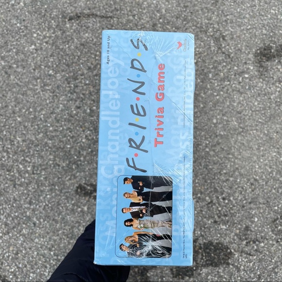 ❤️NWT Friends trivia game! - Picture 2 of 6
